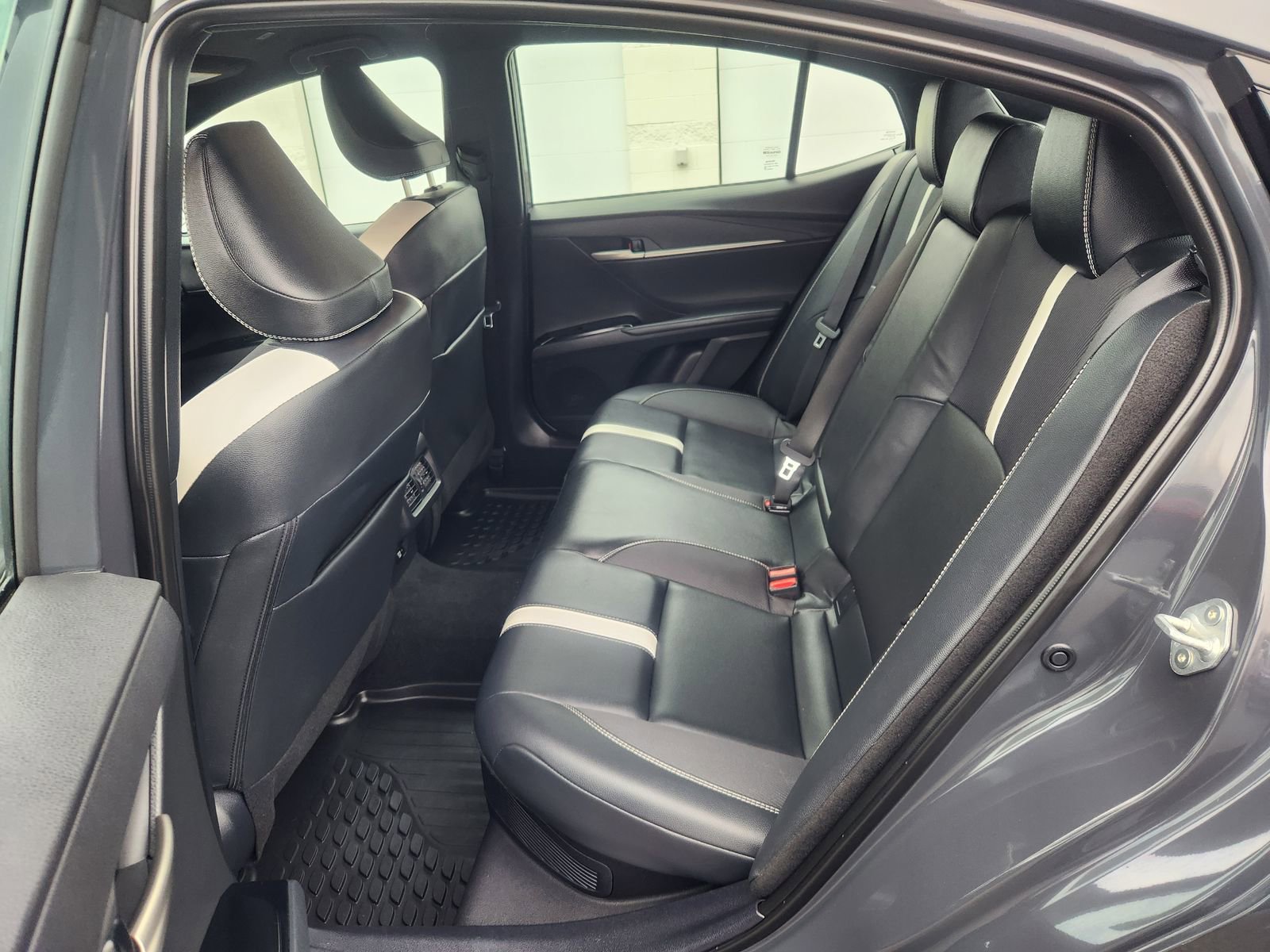 Used 2025 Toyota Camry SE image 30