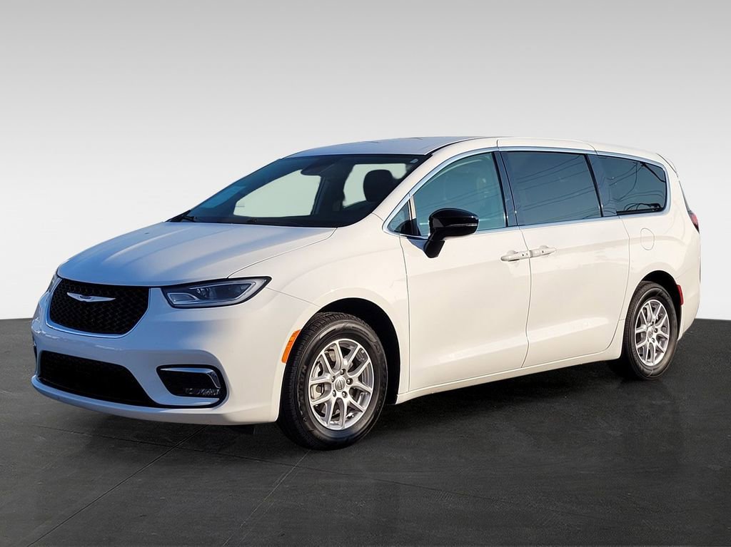 Used 2024 Chrysler Pacifica Touring-L image 8