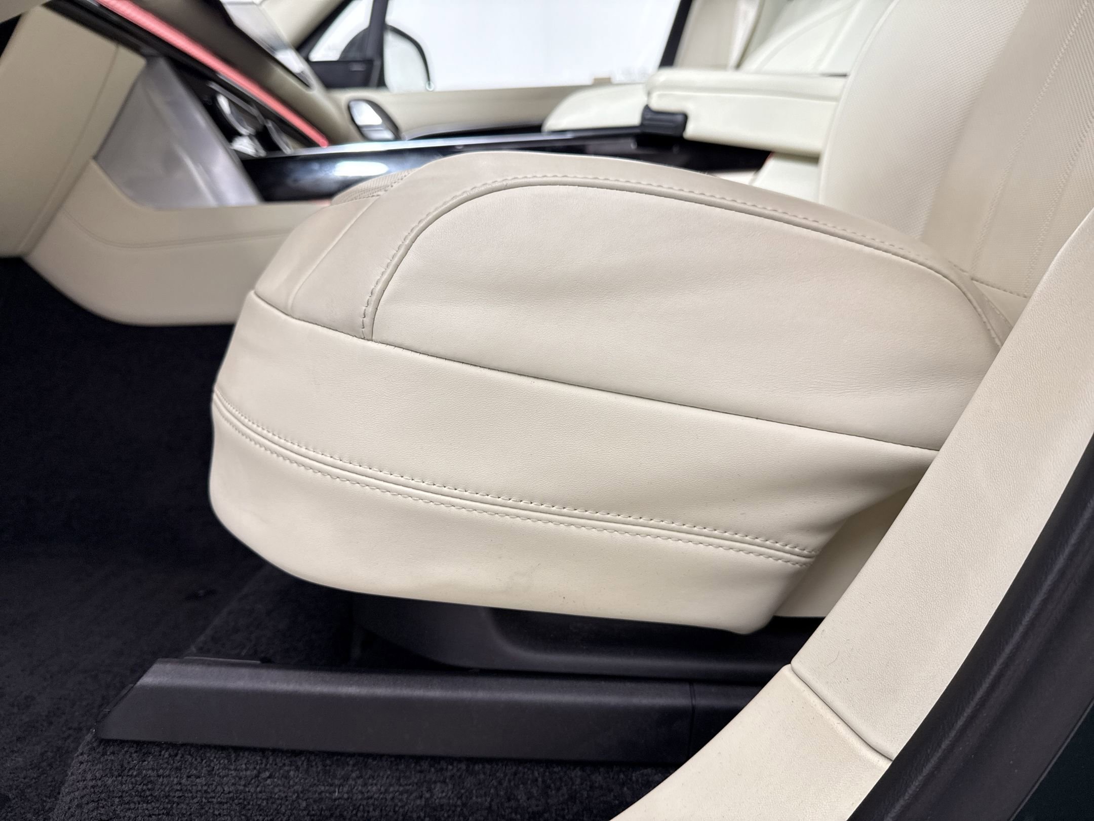 Used 2023 Land Rover Range Rover SE image 12