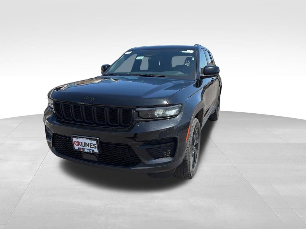 Used 2025 Jeep Grand Cherokee Altitude AWD/4WD image 5