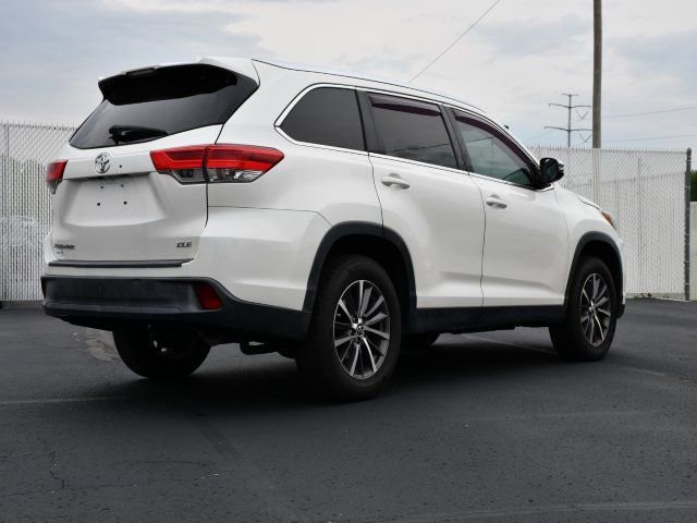 Used 2019 Toyota Highlander XLE FWD image 7