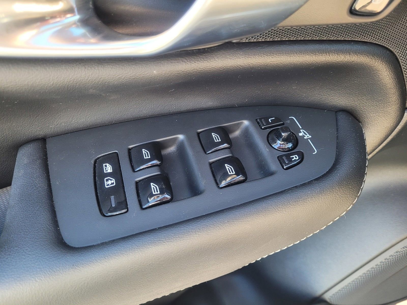 Certified 2023 Volvo XC90 T8 Ultimate w/ Protection Package Premier image 17