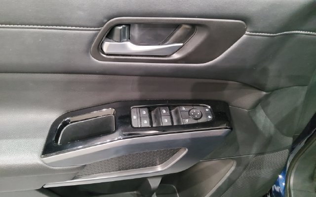Used 2025 Nissan Pathfinder SL FWD image 35