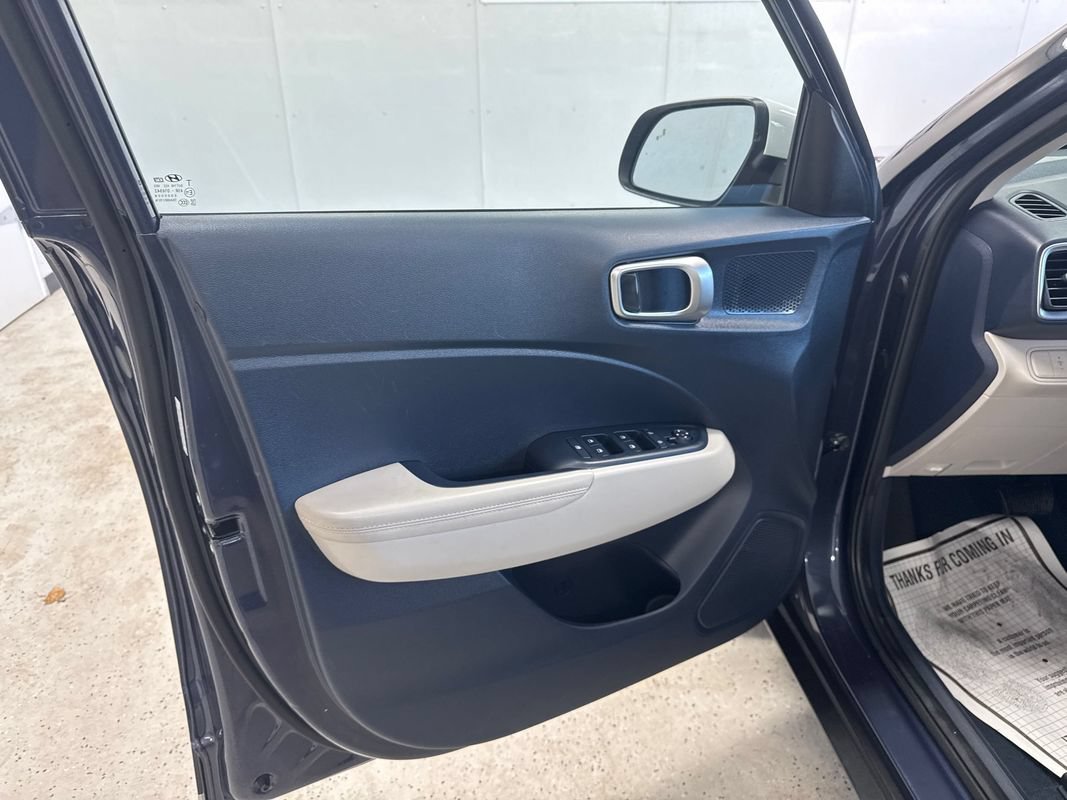 Used 2024 Hyundai Venue Limited FWD image 15
