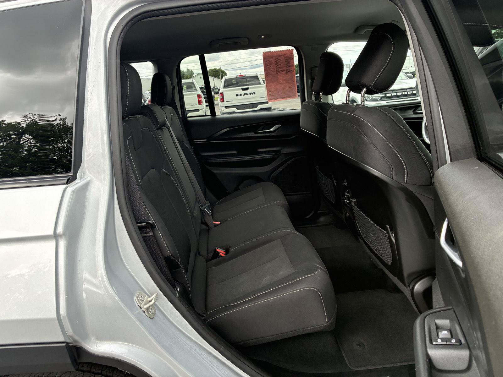 Used 2023 Jeep Grand Cherokee Laredo AWD/4WD image 12