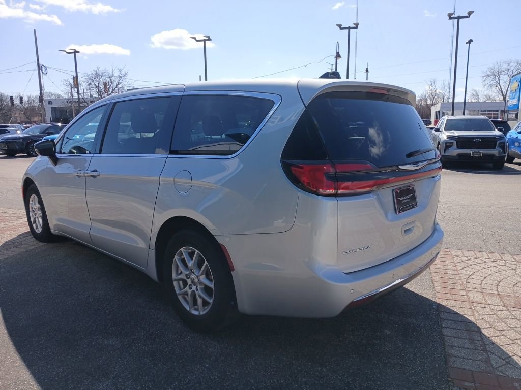 Used 2024 Chrysler Pacifica Touring-L image 6