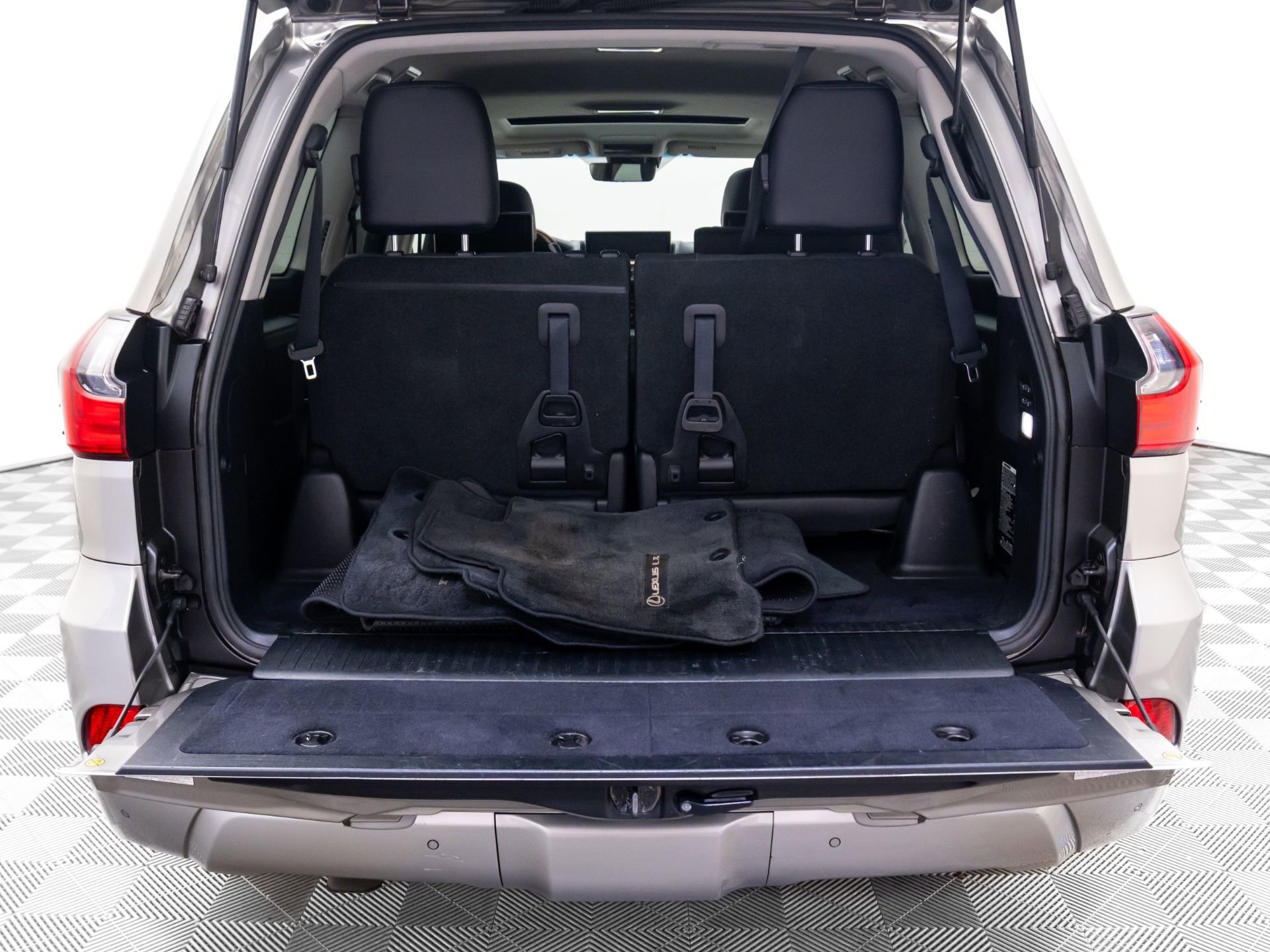 Used 2016 Lexus LX 570 4WD image 32