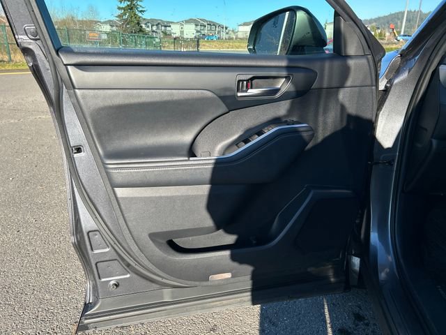 Used 2020 Toyota Highlander XLE image 18