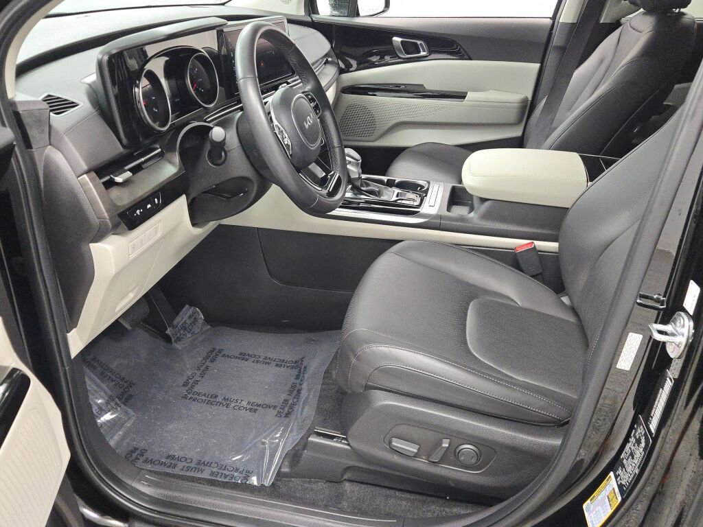 Used 2024 Kia Carnival EX image 25