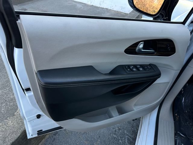 Used 2023 Chrysler Pacifica Limited image 13