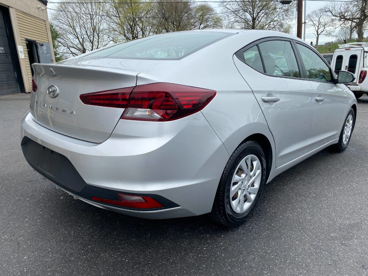 Used 2019 Hyundai Elantra SE image 3