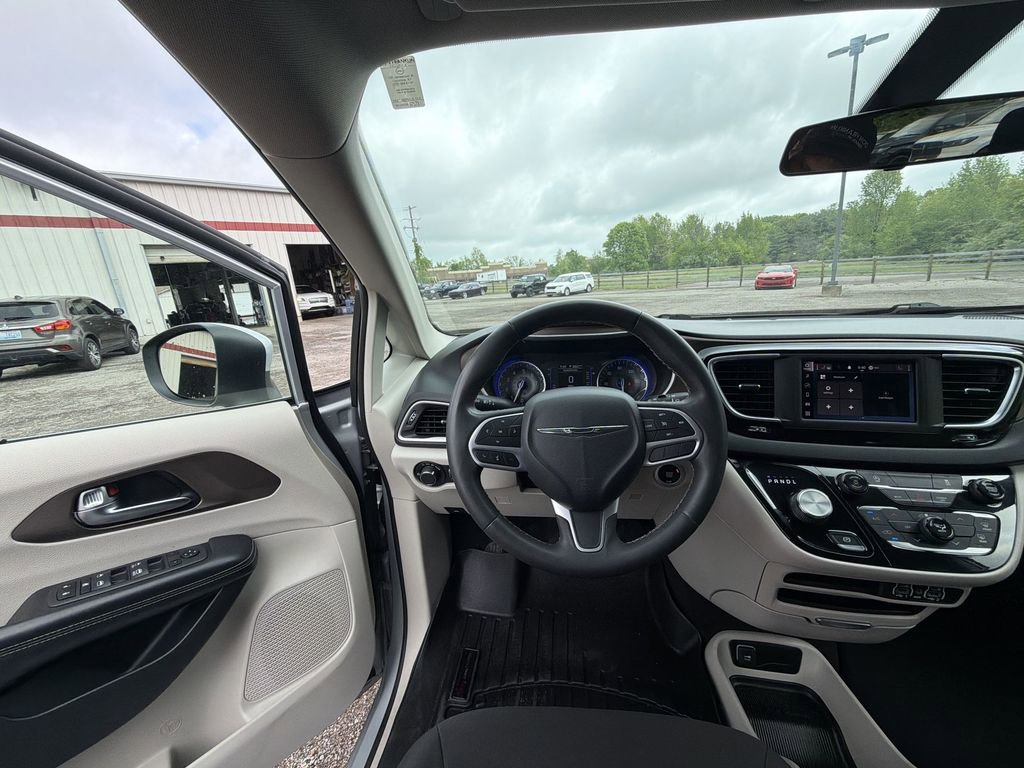 Used 2022 Chrysler Voyager LX FWD image 14