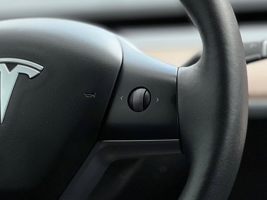 Used 2022 Tesla Model Y Long Range image 13