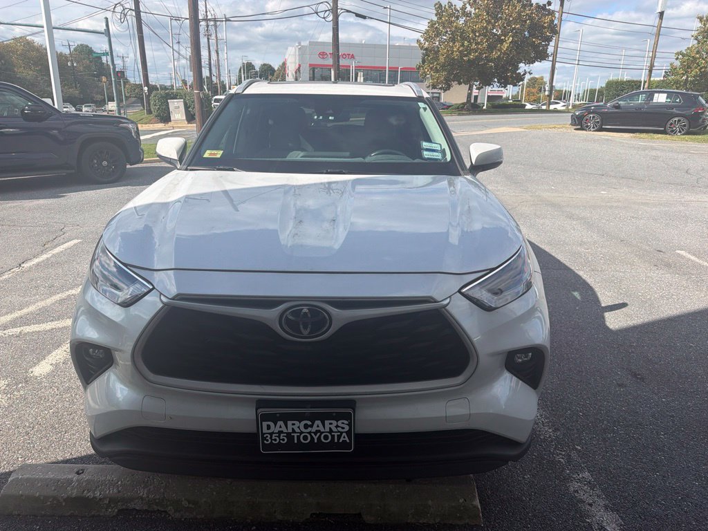 Used 2022 Toyota Highlander XLE AWD/4WD image 2
