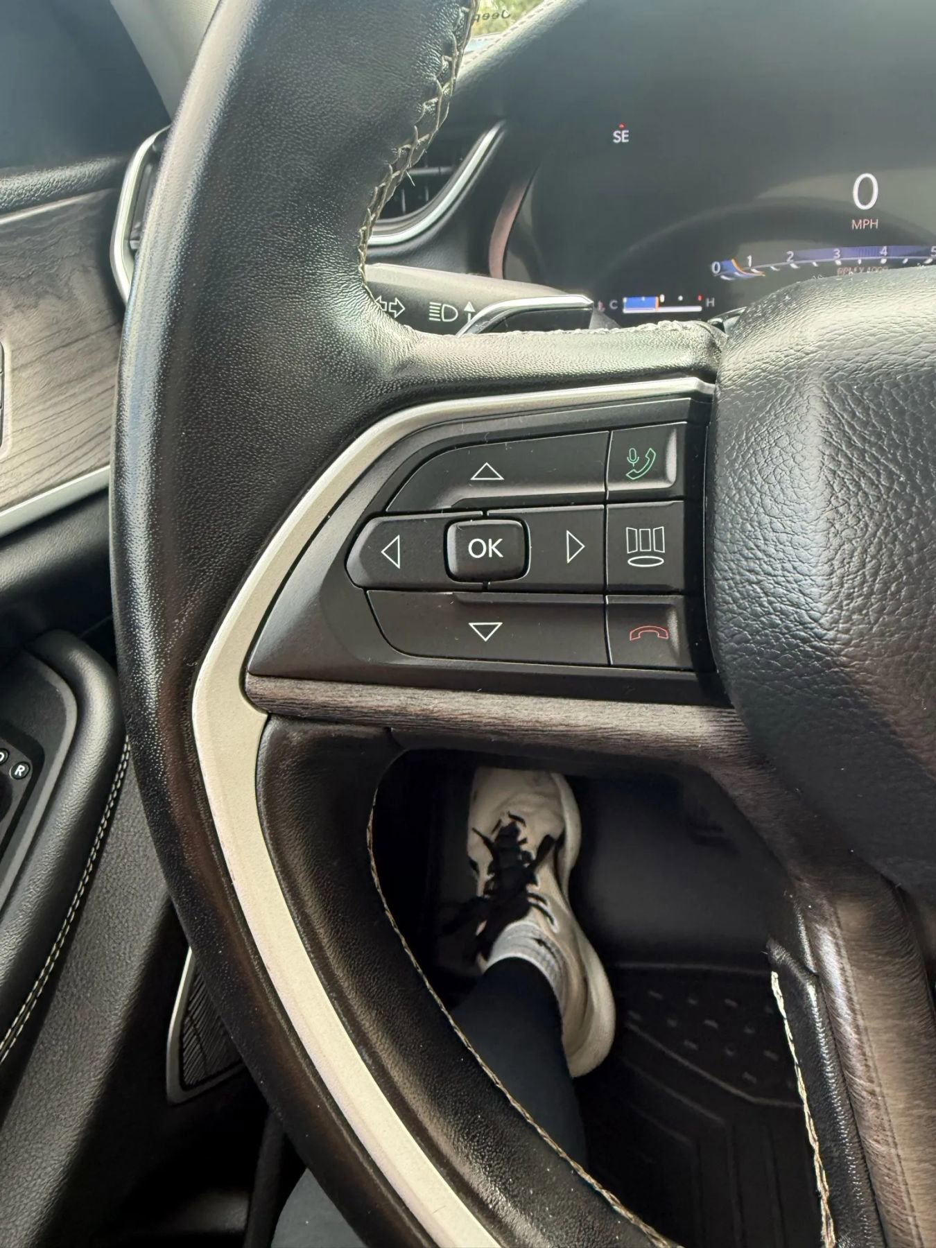 Used 2022 Jeep Grand Cherokee L Limited w/ Black Appearance Package image 24