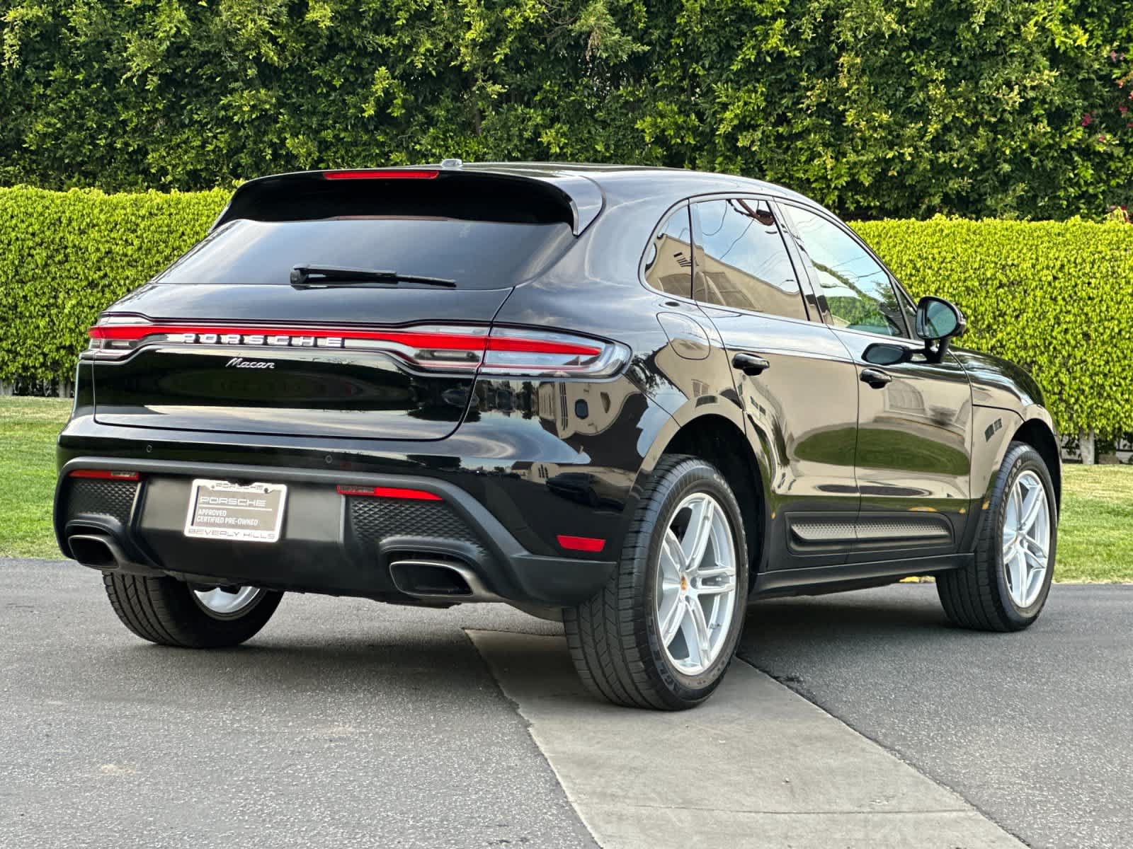 Certified 2025 Porsche Macan AWD/4WD image 8
