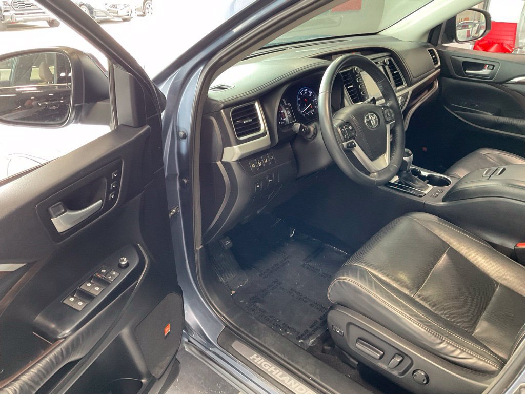 Used 2016 Toyota Highlander Limited w/ Driver Technology Package AWD/4WD image 9