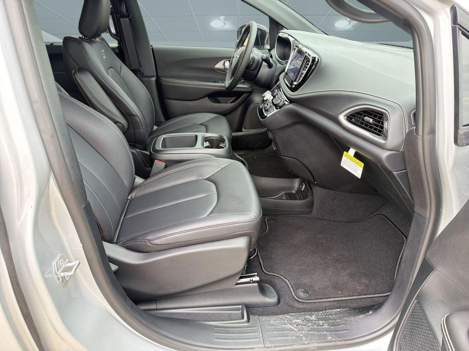New 2026 Chrysler Pacifica Select w/ S Appearance Package FWD image 29