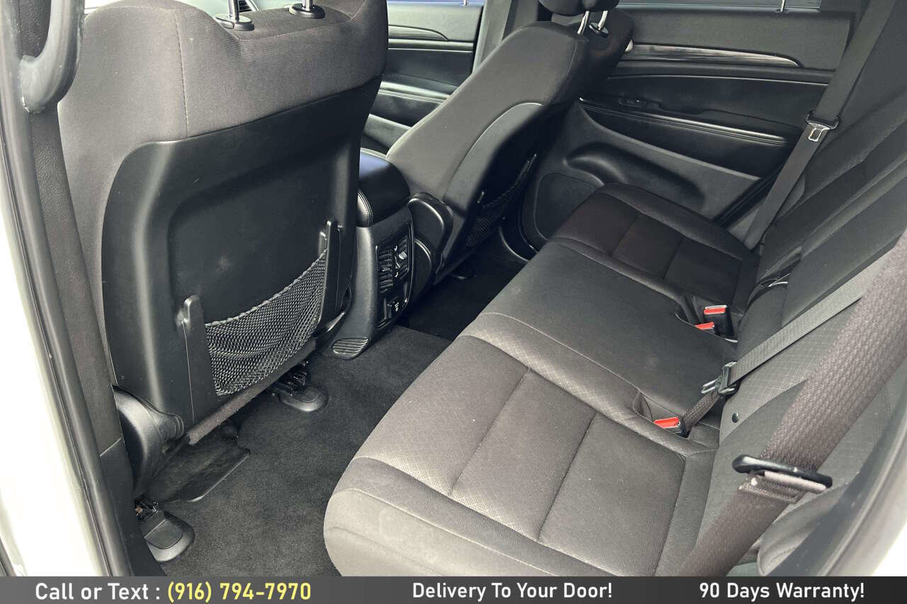 Used 2019 Jeep Grand Cherokee Laredo w/ Security & Convenience Group AWD/4WD image 12