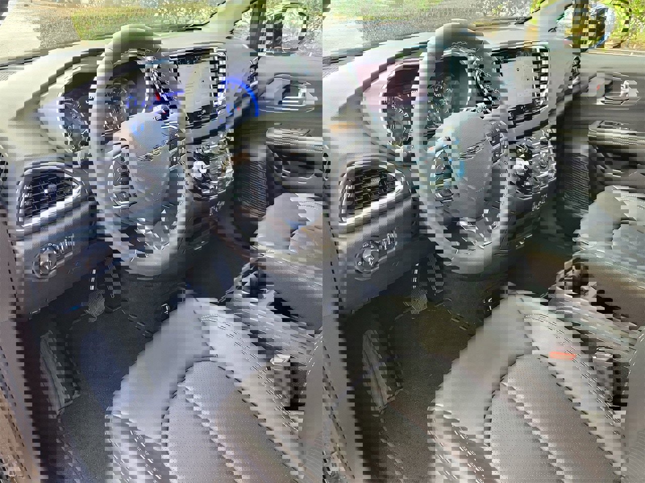 Used 2025 Chrysler Pacifica Select image 12