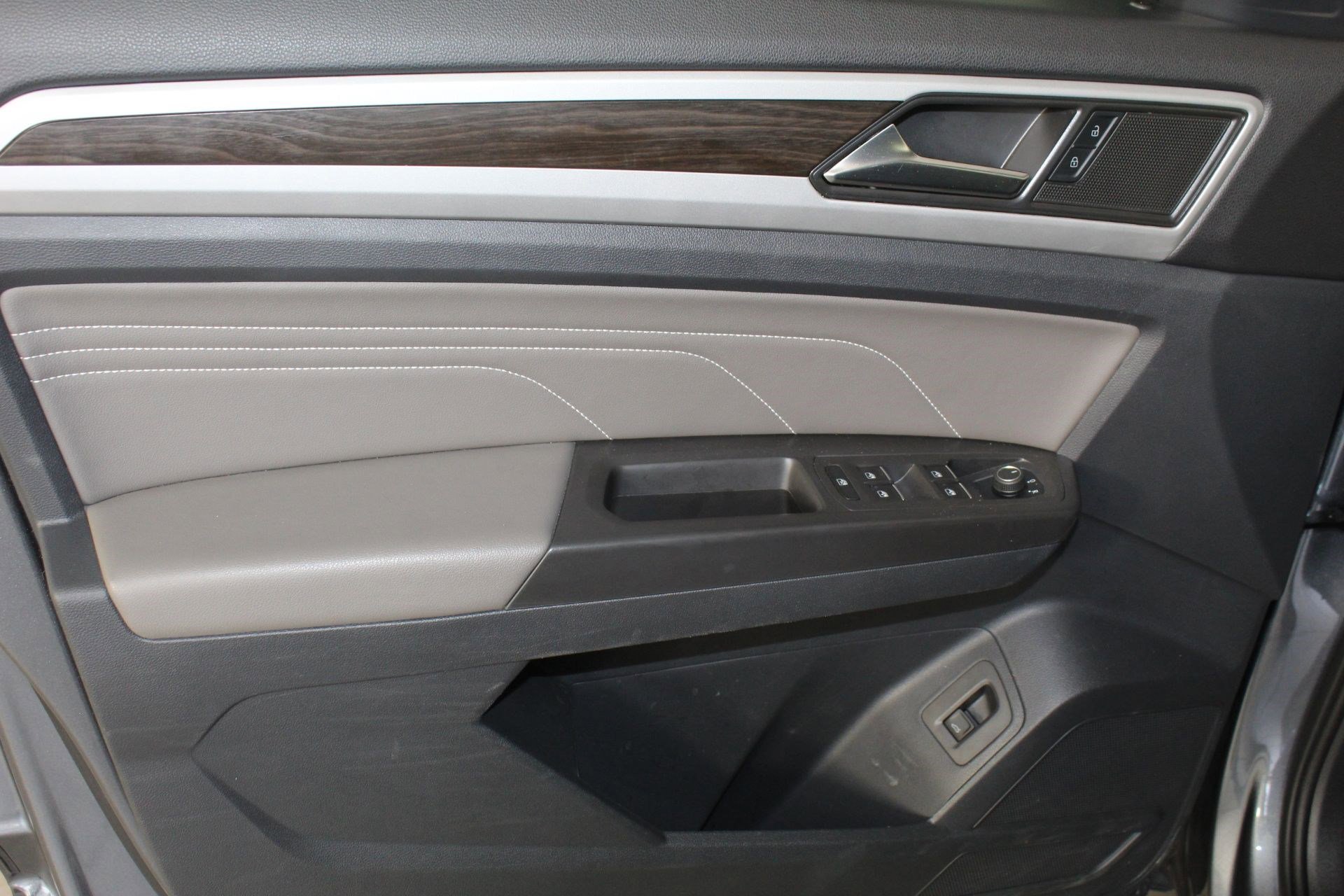 Used 2023 Volkswagen Atlas SE w/ Panoramic Sunroof Package image 11