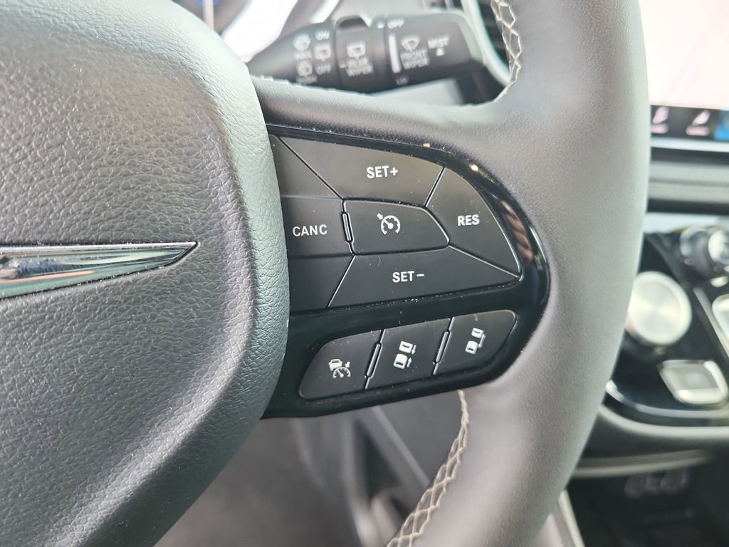 Used 2025 Chrysler Pacifica Limited FWD image 23