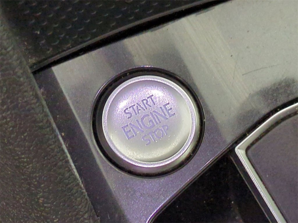 Used 2019 Volkswagen Tiguan SE w/ Panoramic Sunroof Package image 16