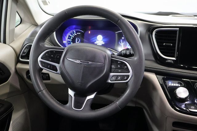 Used 2023 Chrysler Pacifica Touring-L FWD image 14