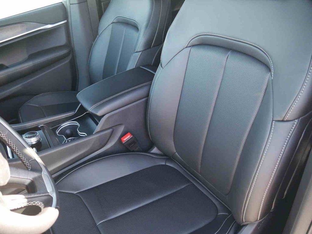 New 2025 Jeep Grand Cherokee Limited w/ Luxury Tech Group II image 32