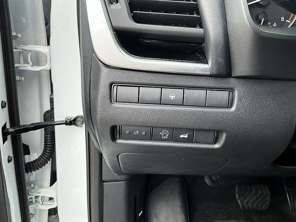Certified 2025 Nissan Rogue SV AWD/4WD image 13