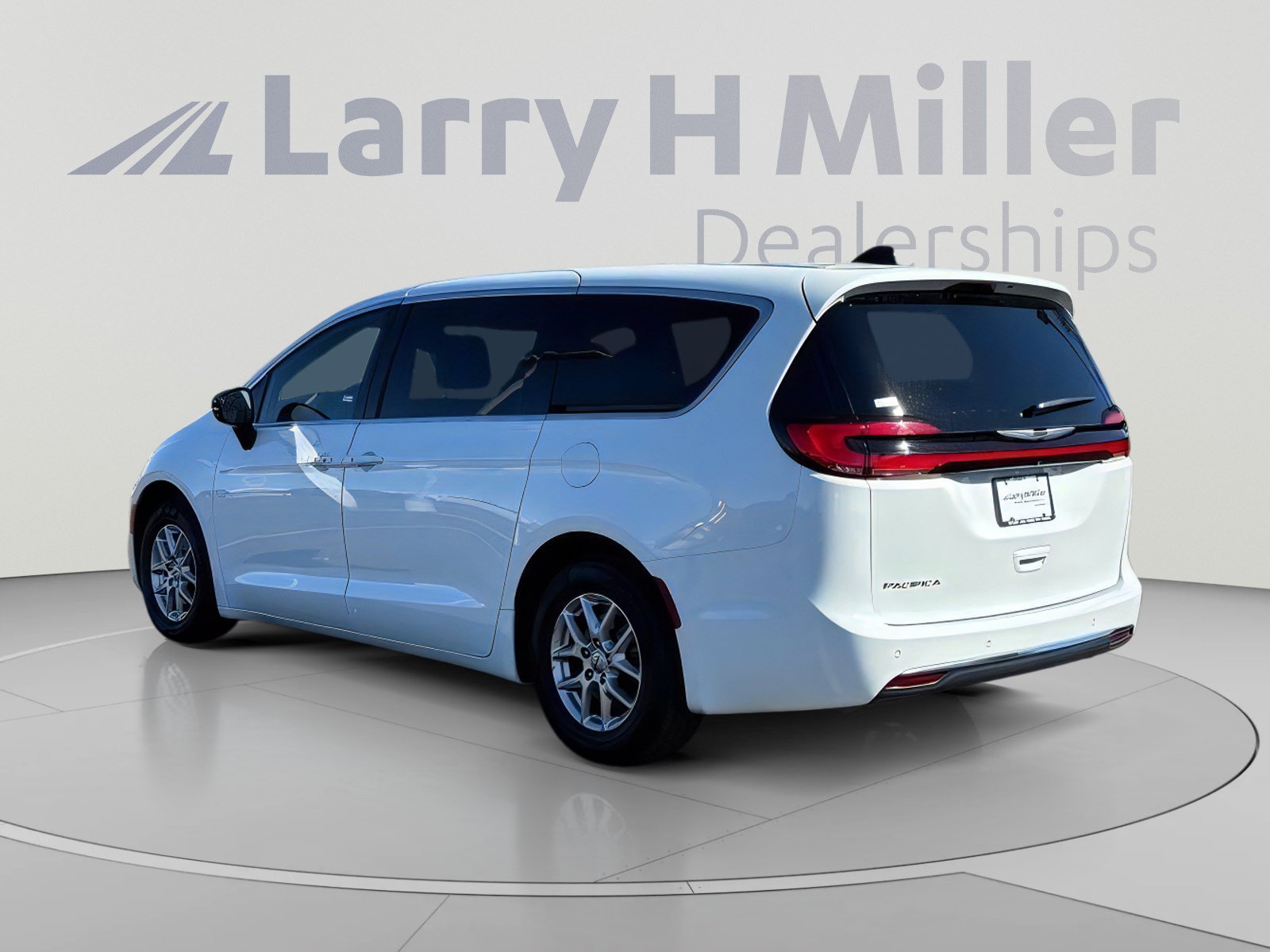 Used 2025 Chrysler Pacifica Select FWD image 4