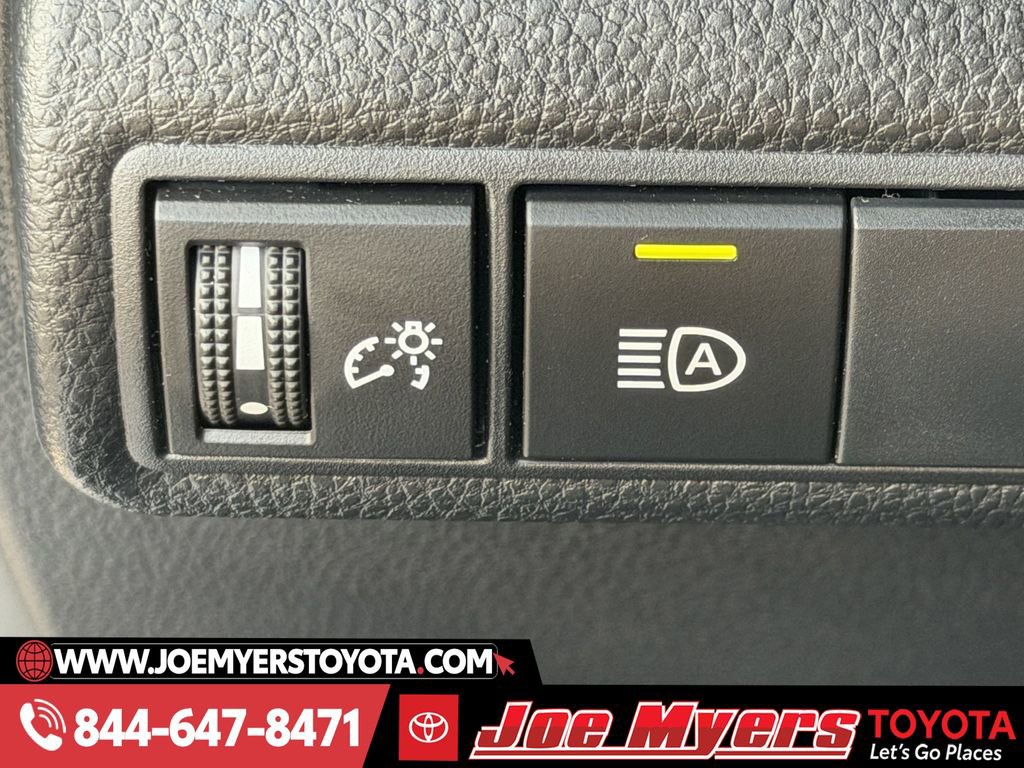 Used 2025 Toyota Corolla SE image 25