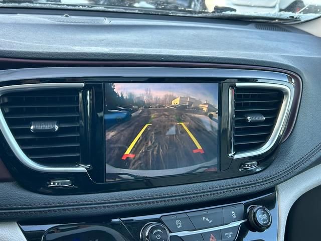 Used 2019 Chrysler Pacifica Limited image 17