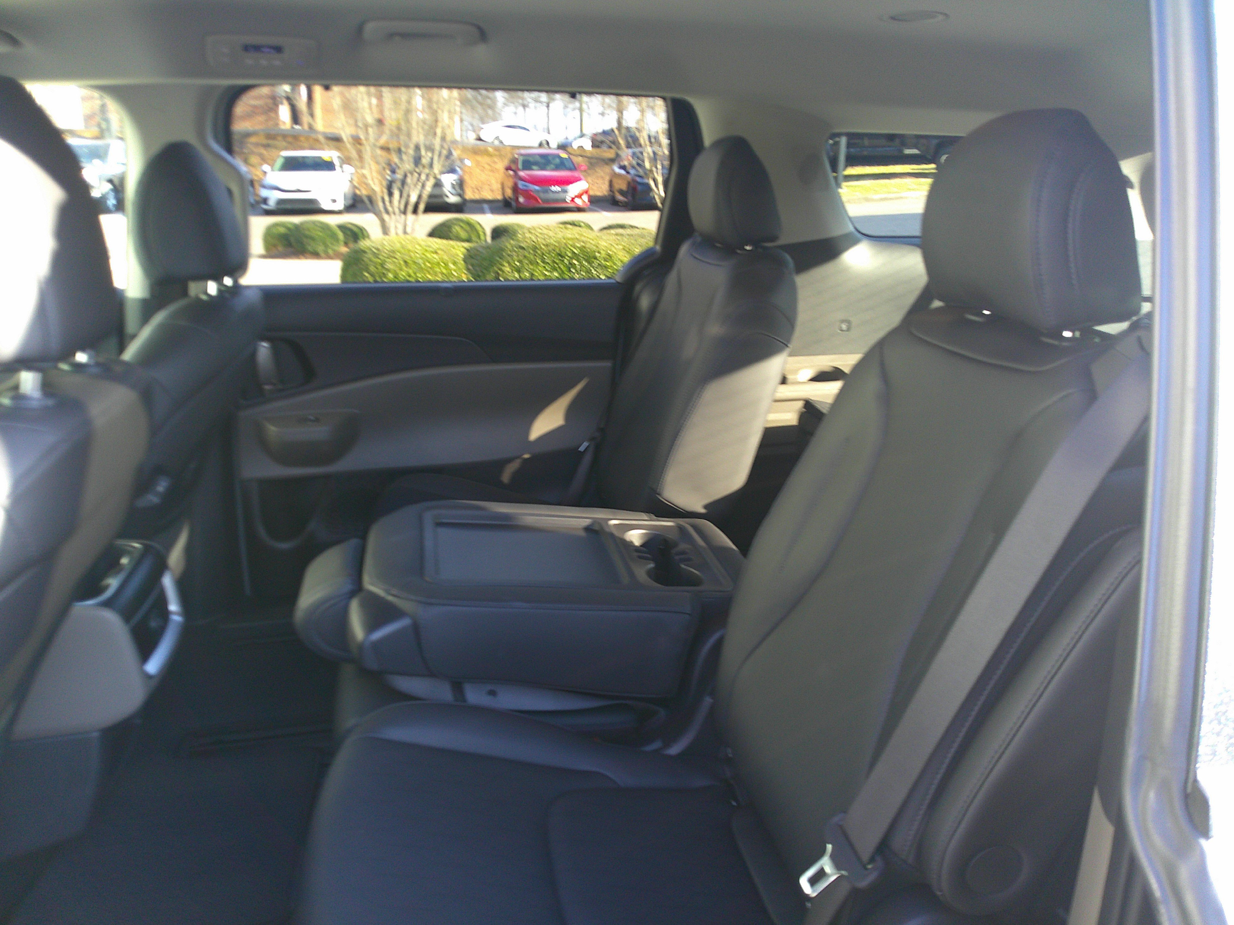 Used 2025 Kia Carnival EX image 31