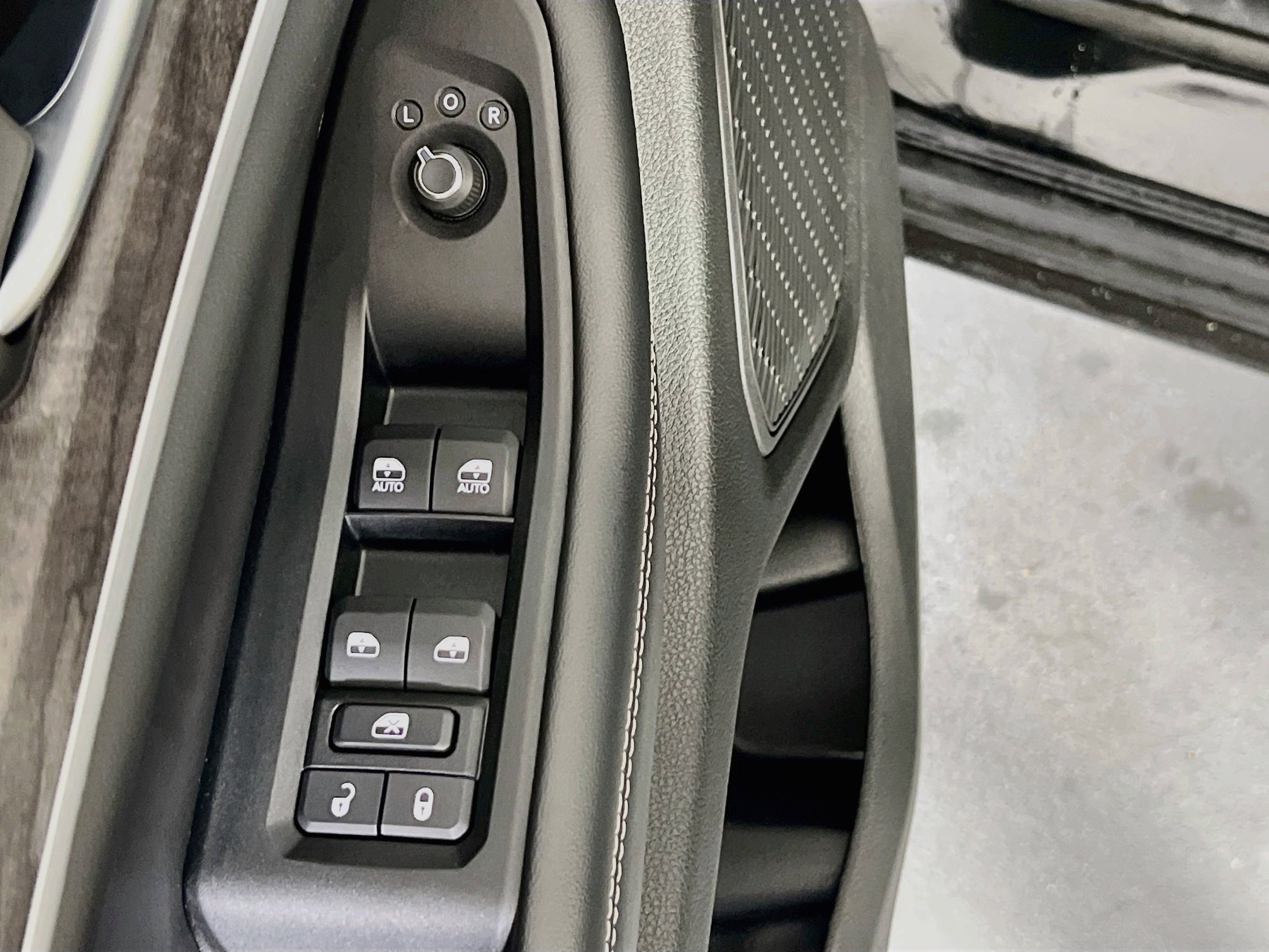Used 2023 Jeep Grand Cherokee Limited w/ Luxury Tech Group II AWD/4WD image 18