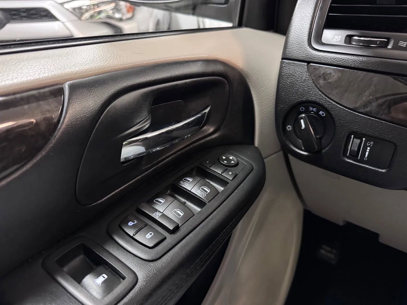Used 2017 Dodge Grand Caravan SE w/ Power Window Group FWD image 23
