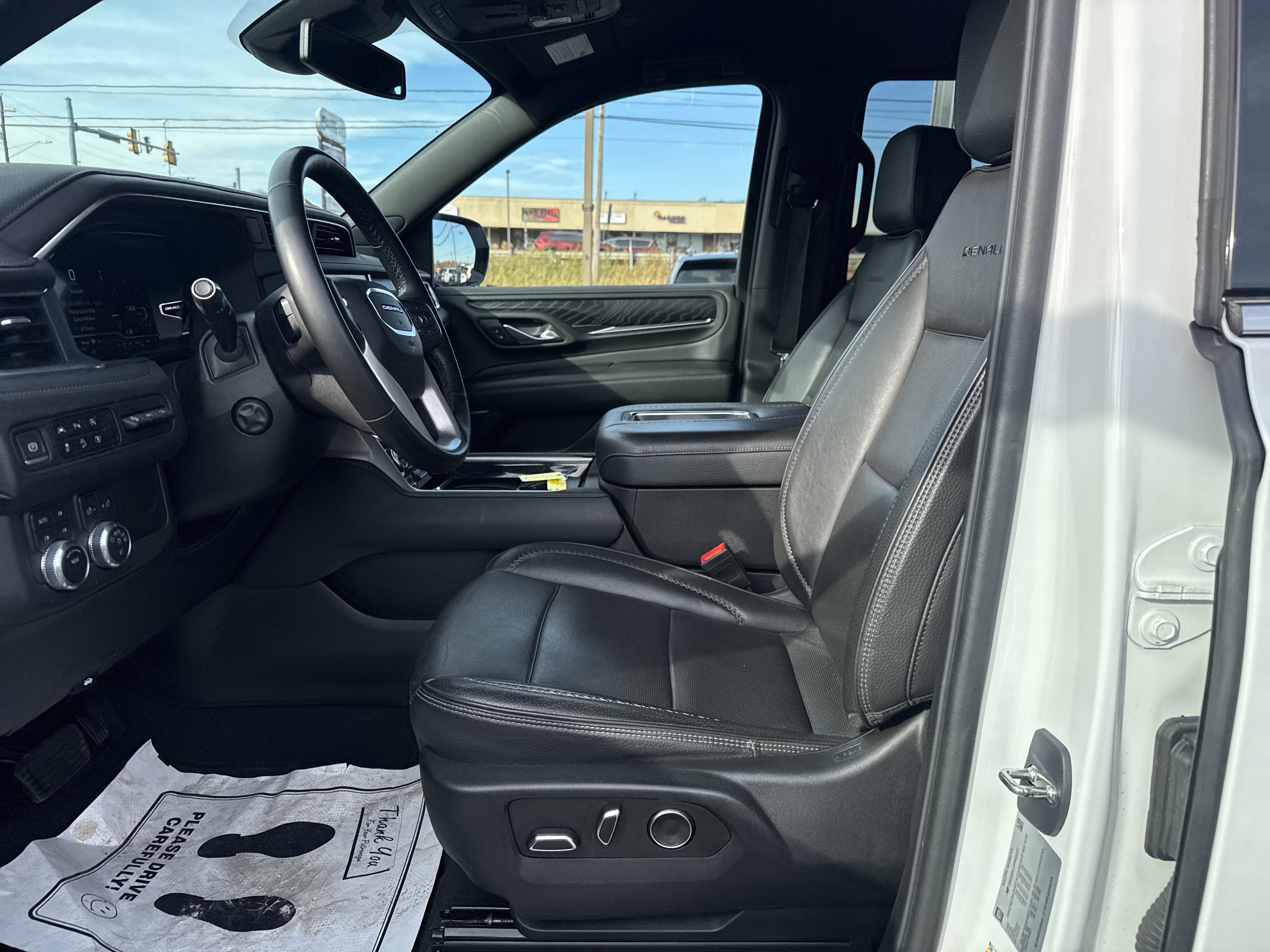 Used 2023 GMC Yukon Denali image 12