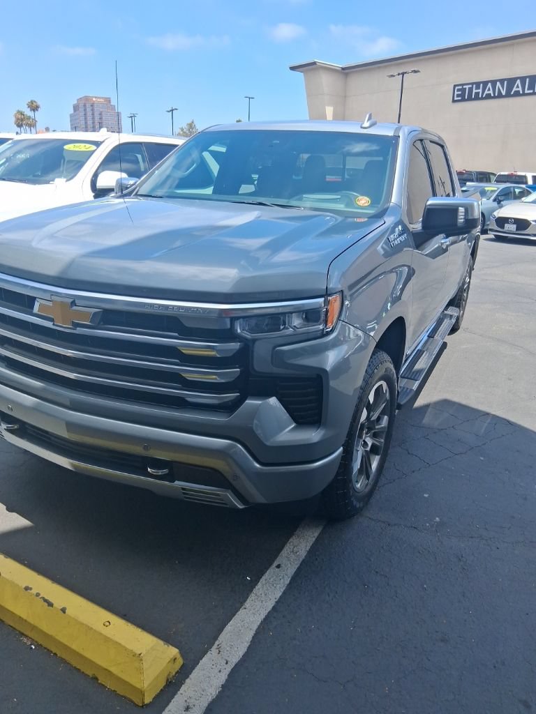 Used 2025 Chevrolet Silverado 1500 High Country w/ Technology Package AWD/4WD image 2