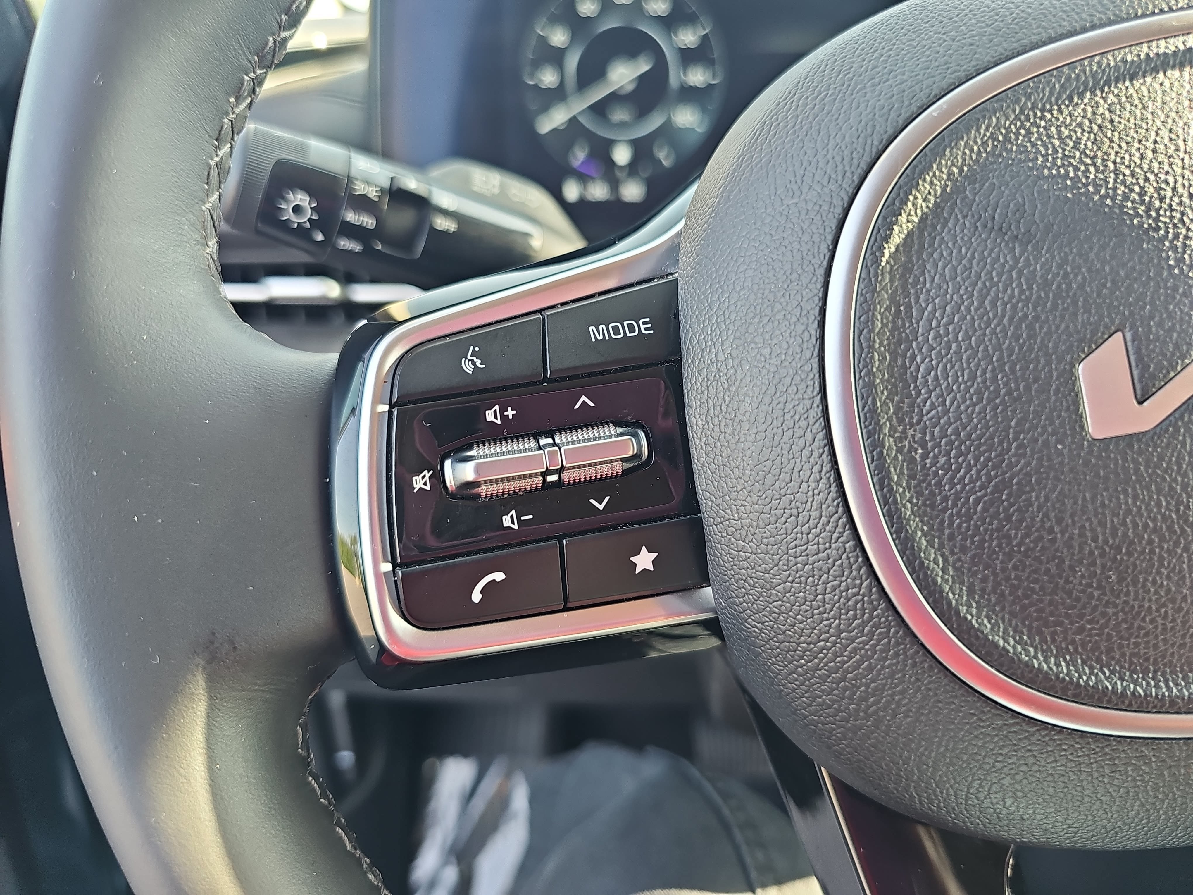 Used 2024 Kia Carnival SX FWD image 18