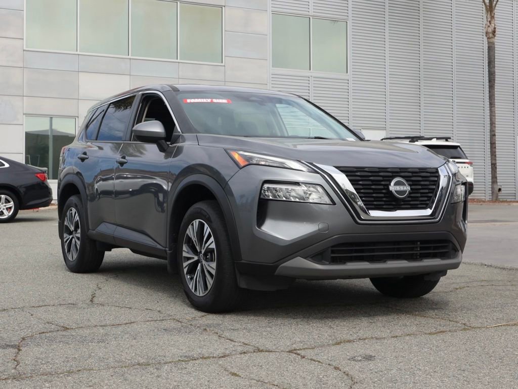 Used 2023 Nissan Rogue SV image 2
