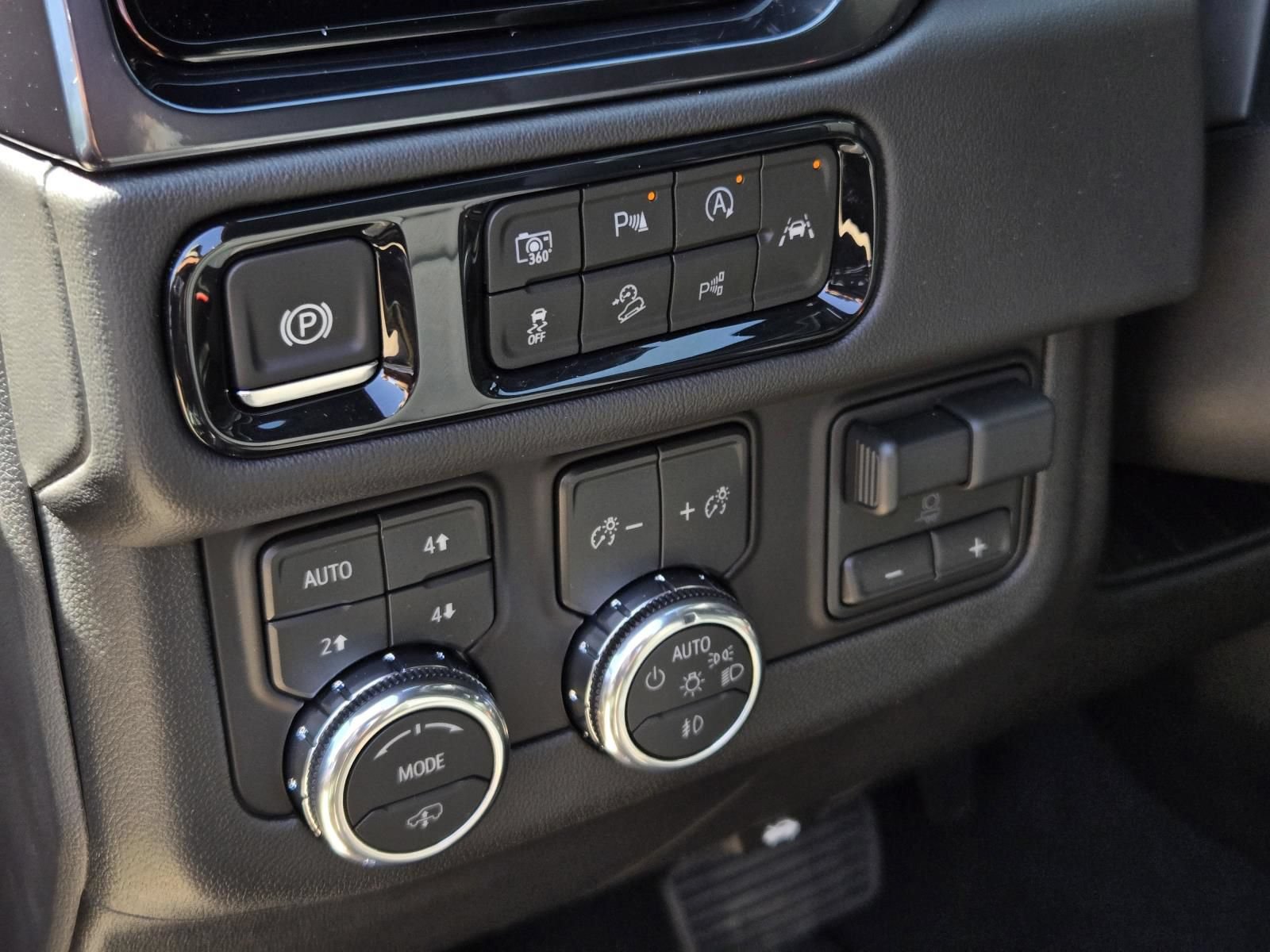 New 2026 GMC Yukon AT4 w/ AT4 Premium Plus Package AWD/4WD image 8