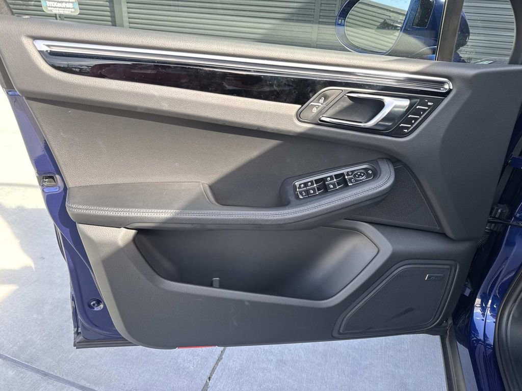 Certified 2025 Porsche Macan image 21