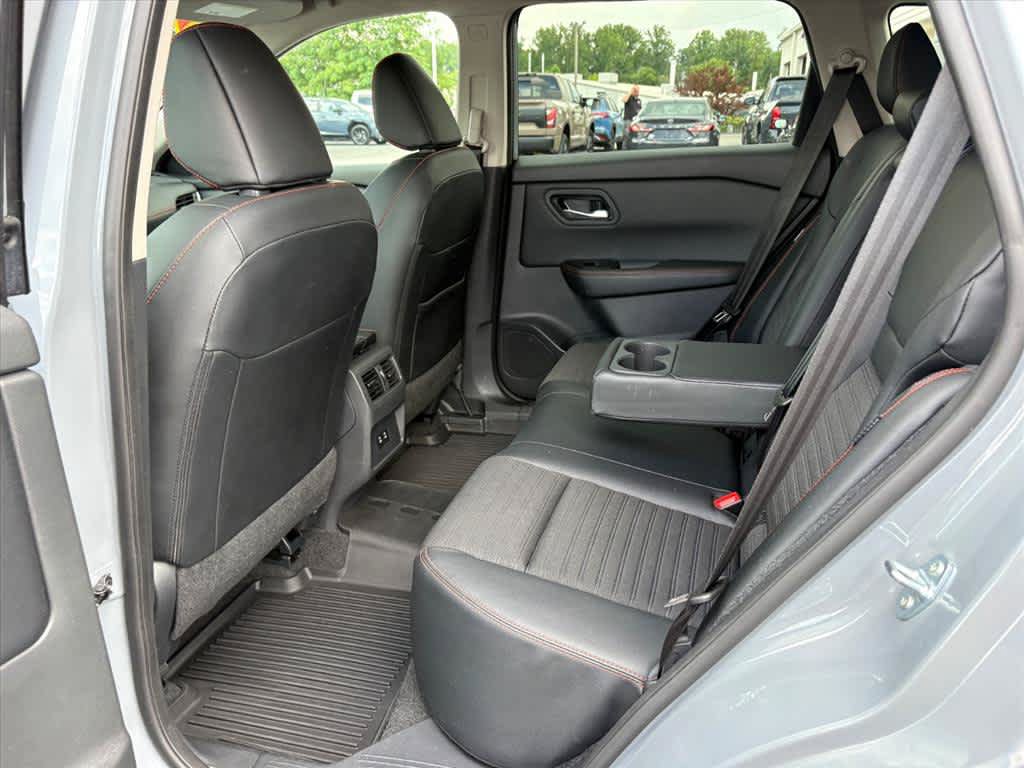 Used 2025 Nissan Rogue SV AWD/4WD image 10