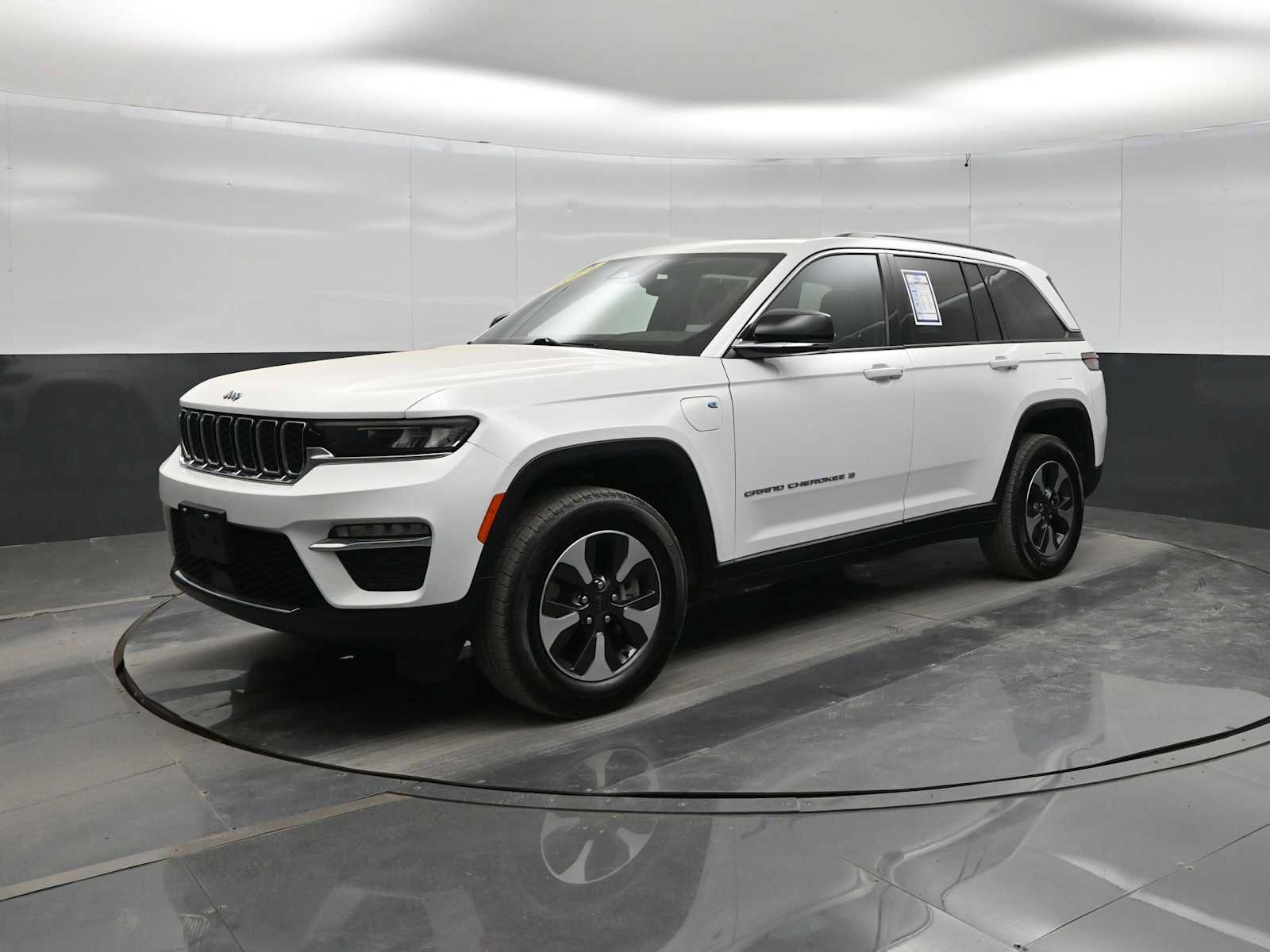 Used 2024 Jeep Grand Cherokee Limited 4xe AWD/4WD image 4