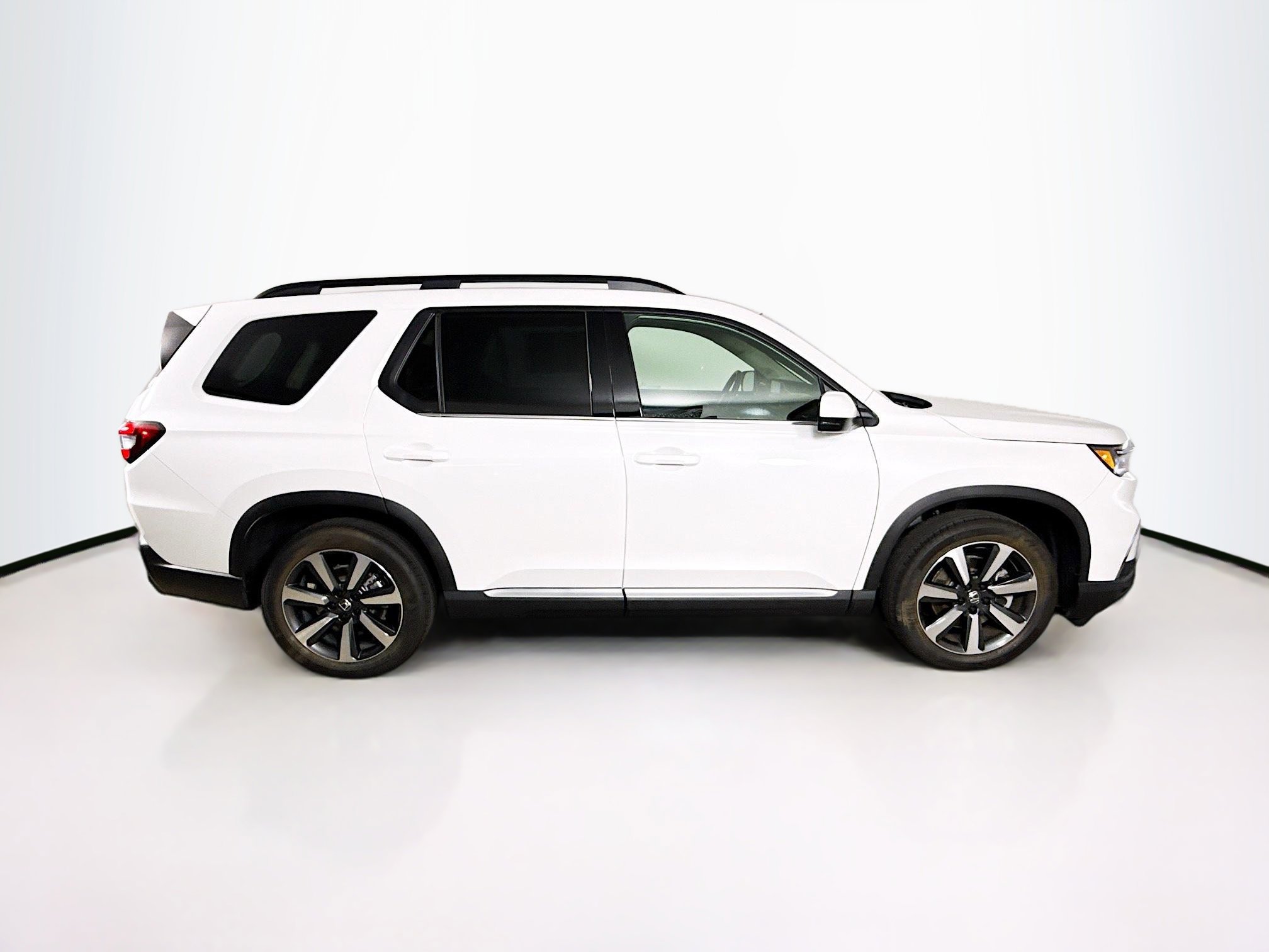 Certified 2025 Honda Pilot Touring image 2
