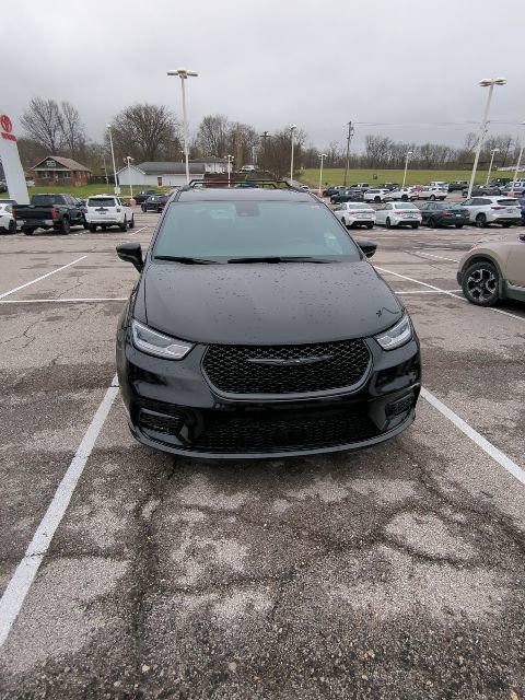 Used 2025 Chrysler Pacifica Limited image 6