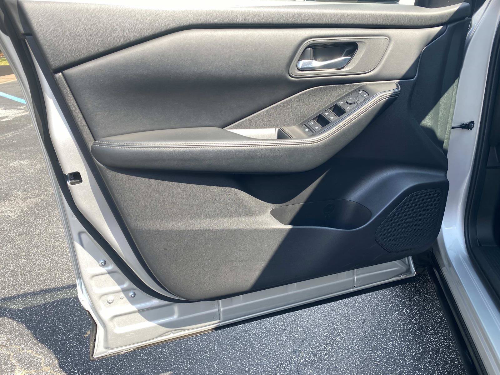 Used 2025 Nissan Rogue SV FWD image 19