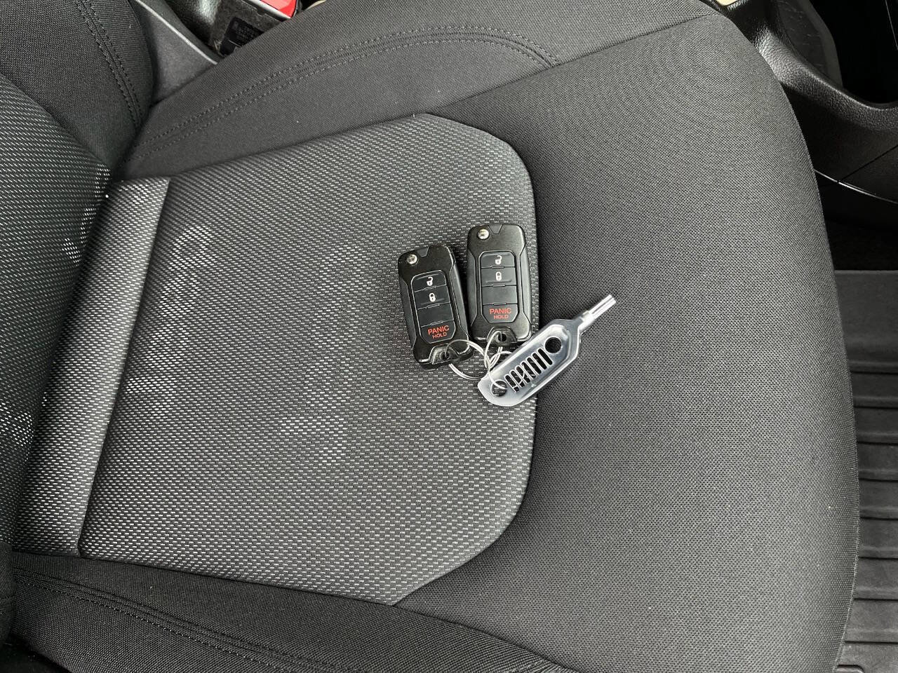 Used 2015 Jeep Renegade Latitude image 37