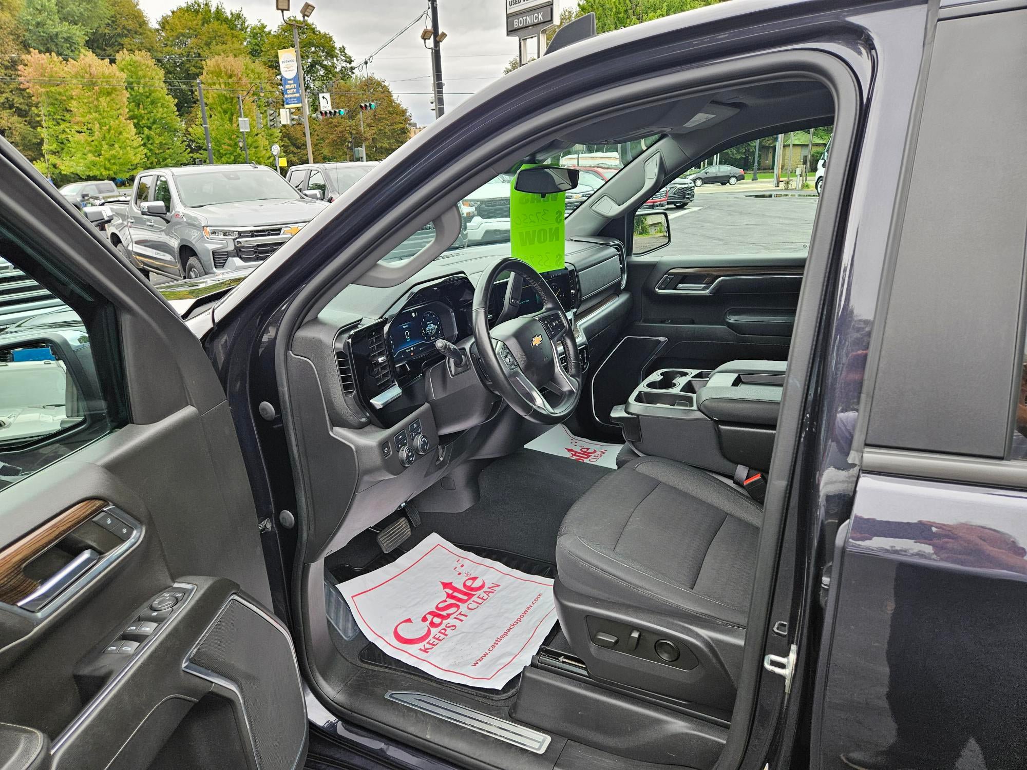 Used 2023 Chevrolet Silverado 1500 LT AWD/4WD image 5