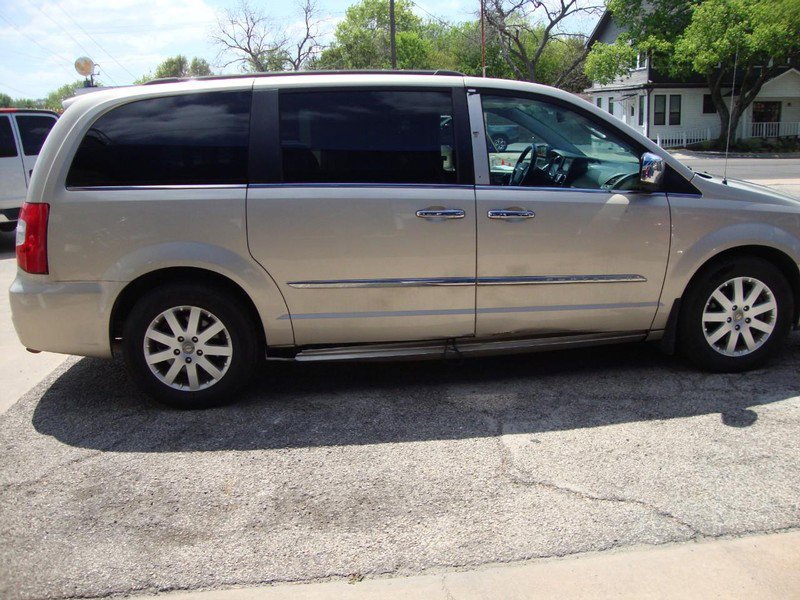 Used 2015 Chrysler Town & Country Touring w/ Driver Convenience Group image 5